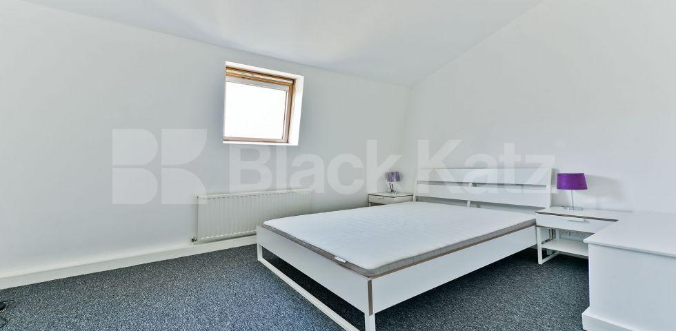 			UNDER OFFER , 4 Bedroom, 1 bath, 1 reception Mews House			 Heritage Place, Earlsfield